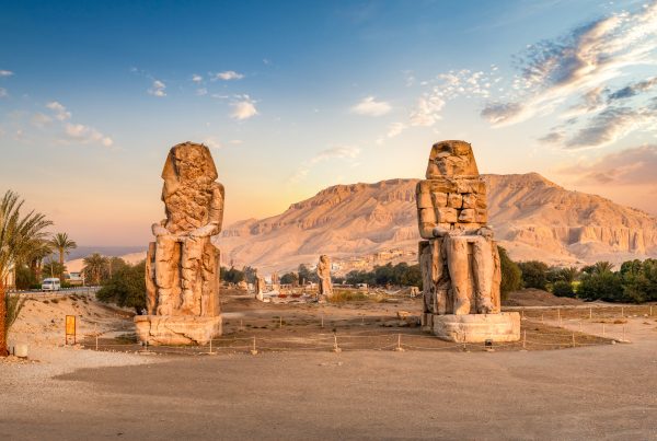 Crociera sul Nilo Egitto. Luxor. I Colossi di Memnone: due enormi statue di pietra del faraone Amenhotep