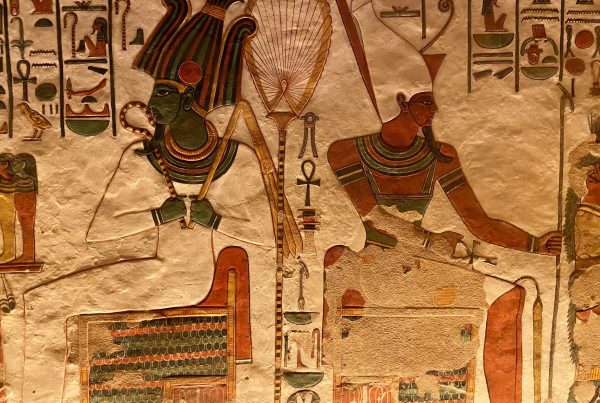 Crociera sul Nilo I disegni colorati nella tomba della regina Nefertari nella valle della regina a Luxor - Osiride e Atum ricevono offerte da Nefertari