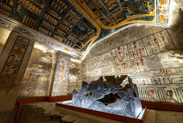 Crociera sul Nilo: Dettagli sorprendenti e bara nella tomba di Ramesse V e VI nella Valle dei Re vicino a Luxor, in Egitto