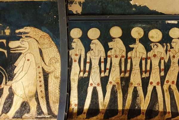 Crociera sul Nilo - tomba di Seti I a Luxor Primo piano di un pannello a muro raffigurante un calendario astronomico con immagini delle dee Tawret e Sobek nella tomba di Seti I, KV17 presso la necropoli tebana nella Valle dei Re a Luxor, Egitto